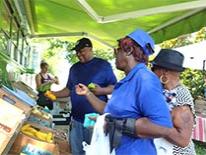DC residents choosing fresh produce